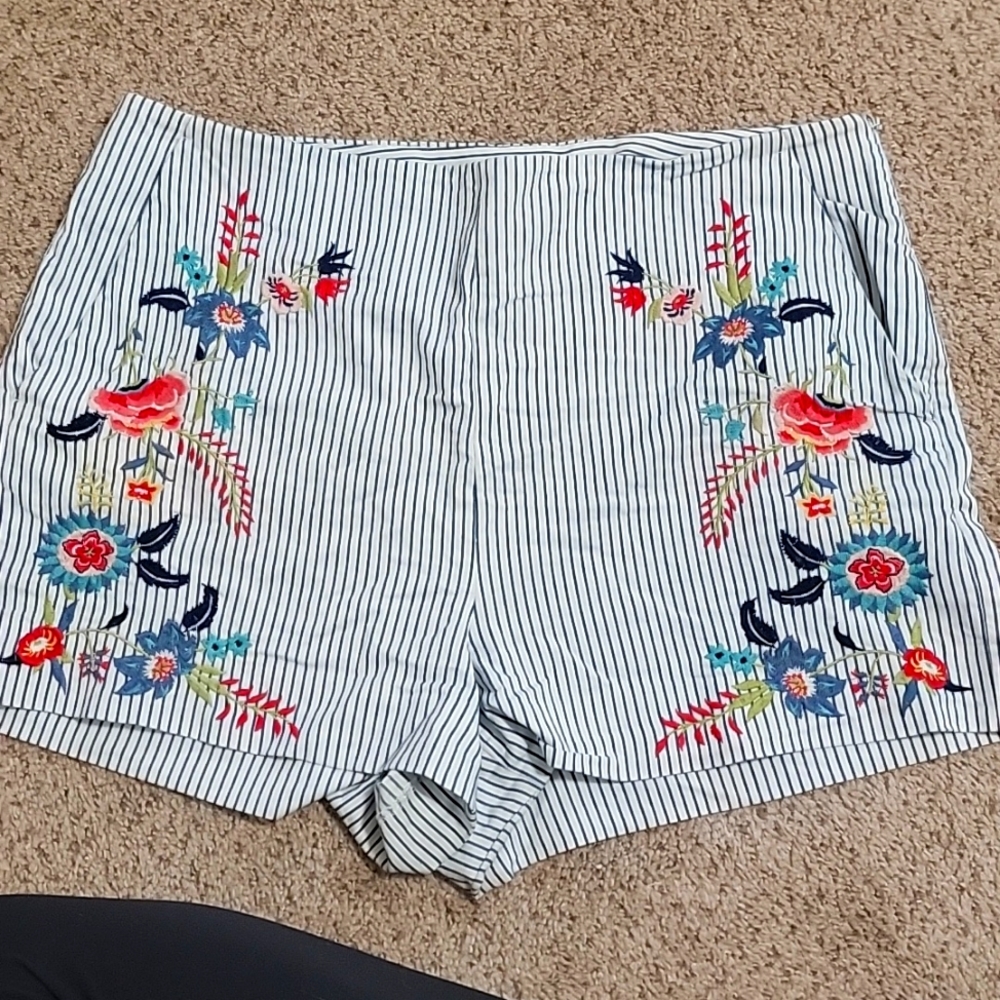 Loft shorts with flowers